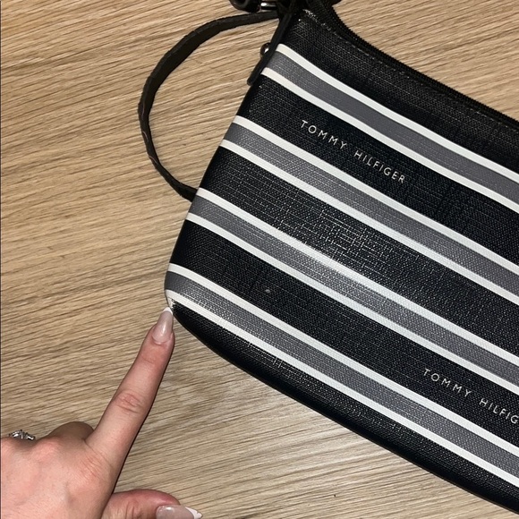 Tommy Hilfiger Black and White Crossbody Bag FLAWS SHOWN - Picture 6 of 12